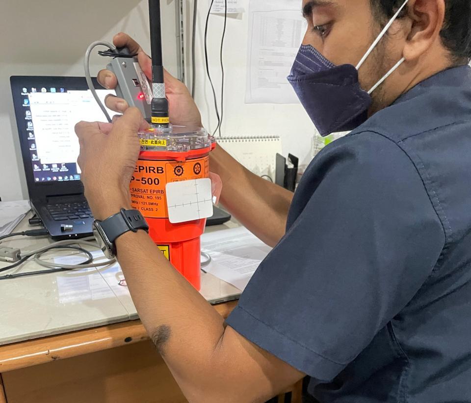 Teknisi service EPIRB dan SART kapal dari PT Batavia Petro Energi
